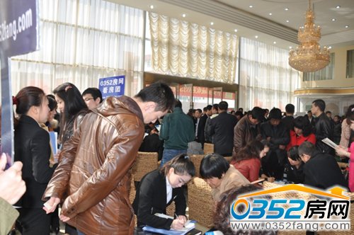 網(wǎng)友們向中央美域置業(yè)顧問咨詢