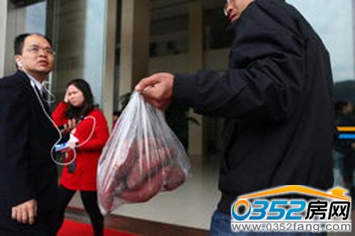 李志國手領紅薯進入房管局