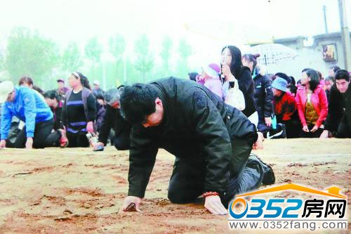 村支書帶領(lǐng)村民給釘子戶下跪