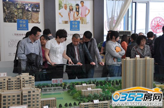 中央美域職業(yè)顧問(wèn)耐心為看房客戶解說(shuō)