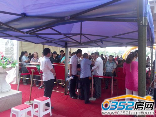 市民踴躍排號(hào)中