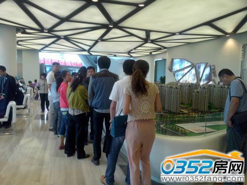 市民在觀摩沙盤(pán)