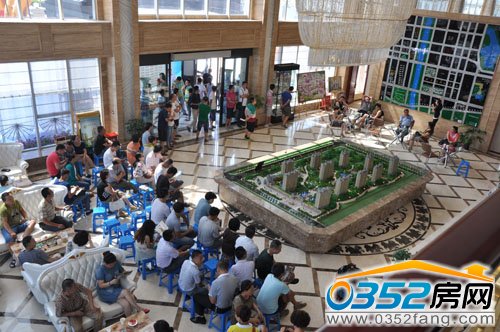 工作人員為到訪客戶講述活動流程