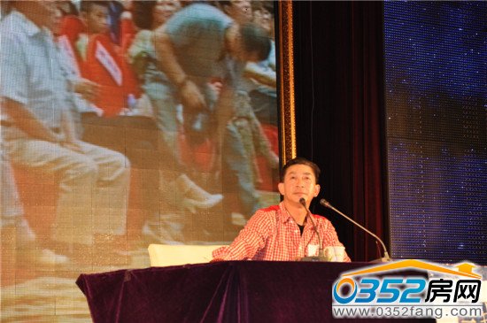 六小齡童老師模仿周總理神態(tài)