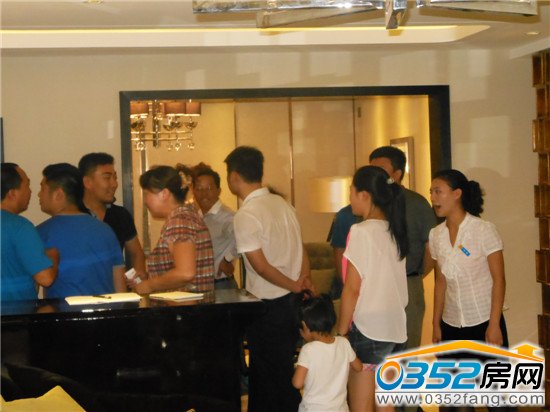 樣板間現(xiàn)場客戶比肩繼踵卻又秩序井然