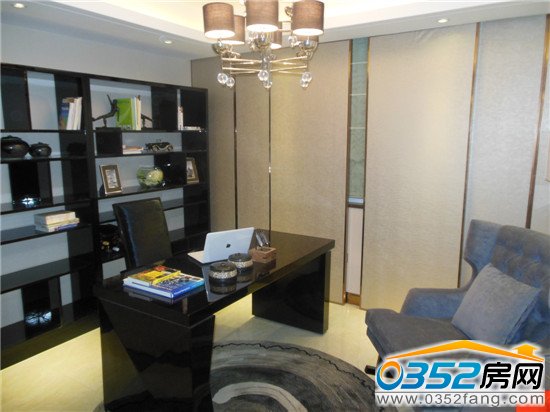 獨具匠心的書房設(shè)計,推拉式窗戶使得采光通風(fēng)更有保障