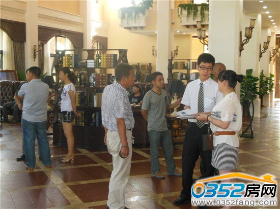 置業顧問為準業主們講解排號流程