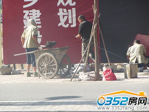 工人們沿路鋪地磚