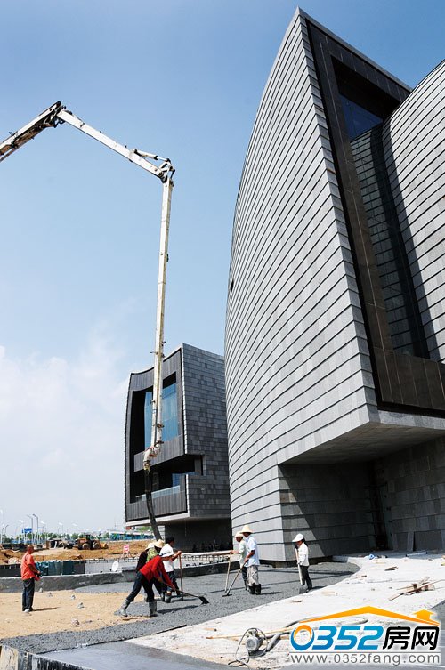 大型混凝土機械正在灌注博物館周邊地面