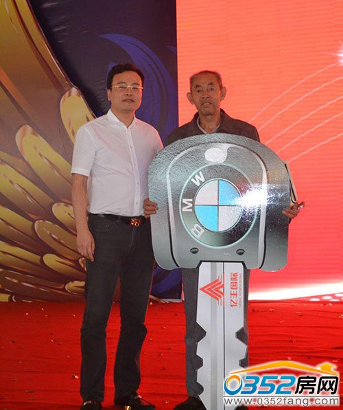 特等獎獲得者與億豐國際投資集團(tuán)總裁侯峻峰合影