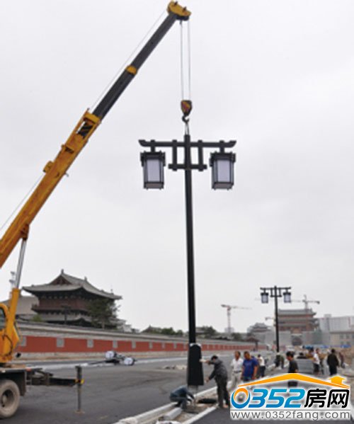 14日施工單位為清遠(yuǎn)街安裝路燈