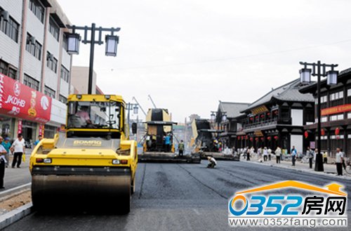 29日清遠(yuǎn)街進(jìn)行面層瀝青鋪設(shè)