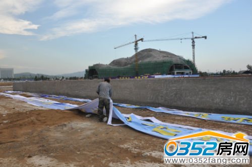 位于大劇院南側的地下車庫已見雛形 工作人員在進行墻體美化