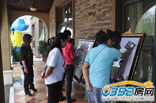 市民在觀看展板內(nèi)容