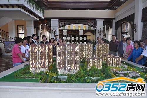 來訪客戶參觀尚郡翠林苑沙盤