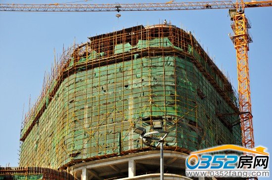 華唐城寫(xiě)字樓正在封頂