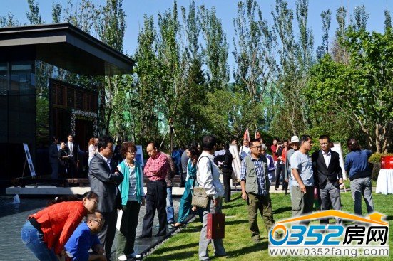 等待抽獎的人群