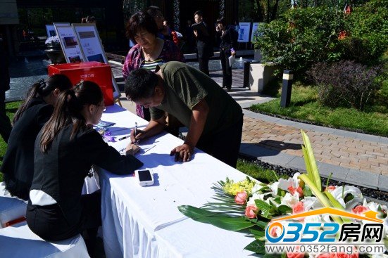 參加抽獎活動正在簽到的市民