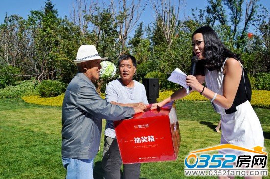 正在進行抽獎的市民