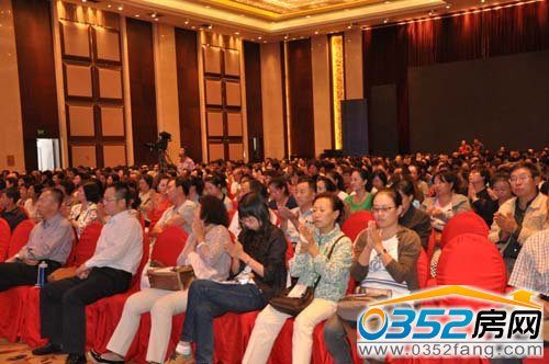 現(xiàn)場(chǎng)觀眾學(xué)習(xí)保健操