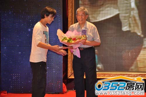 大同大學(xué)學(xué)生鮮花致敬