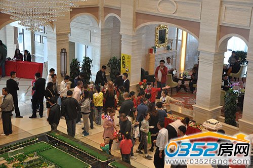 活動現(xiàn)場人山人海