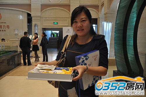 一位業(yè)主高興的向小編展示禮物