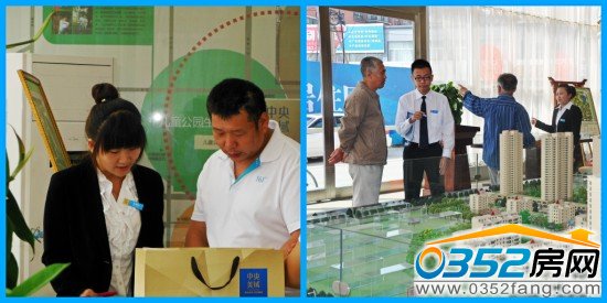 置業(yè)顧問向到訪者介紹中央美域項目
