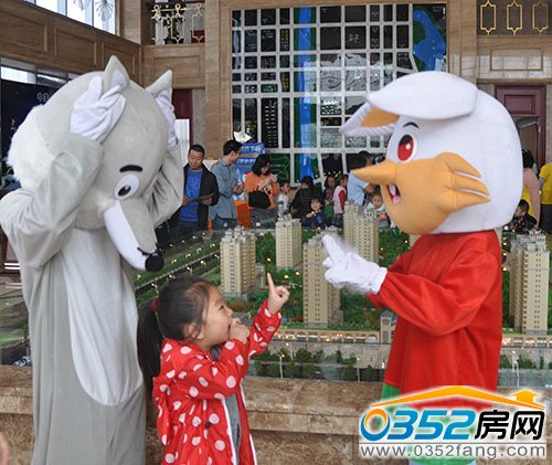 千禧工作人員與孩子互動(dòng)玩樂(lè)