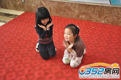 小朋友們沉浸在歡樂(lè)的表演中