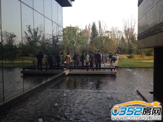 富力城營銷中心外前來參加開盤活動的客戶