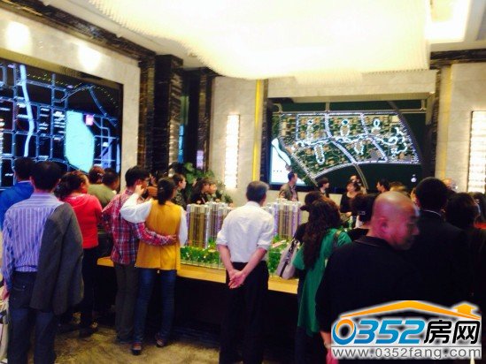 富力城營銷中心內參加開盤的客戶