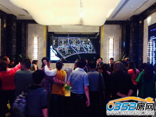 富力城營銷中心里邊就擠滿了前來參加開盤活動的客戶