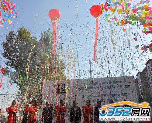隨著禮炮齊鳴禮花紛飛剪彩儀式正式開始將現(xiàn)場氛圍推入最高潮