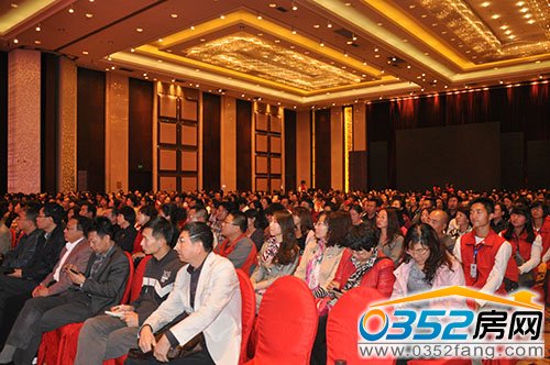 精彩內(nèi)容吸引市民認(rèn)真聽(tīng)講做筆記