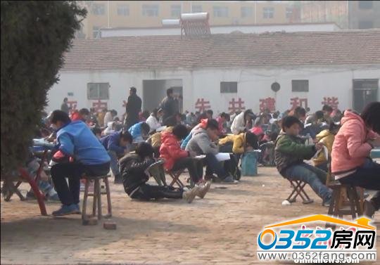 緊鄰臺前縣政府1公里之遙的城鎮(zhèn)中學(xué),由于教室不充裕,學(xué)生在室外空地上考試。