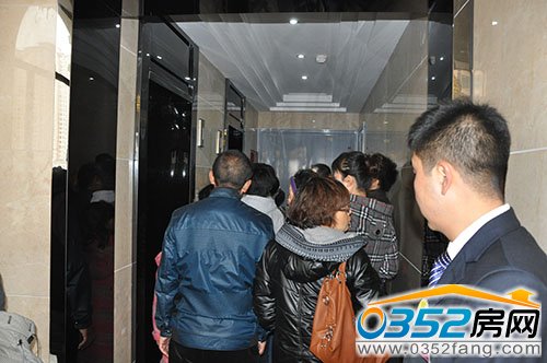 財富官邸業主準備乘坐電梯參觀樣板間