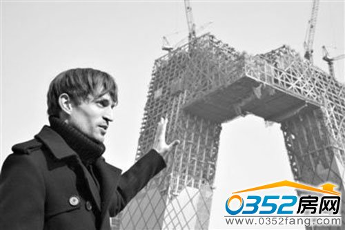 2008年2月建筑師奧雷·舍人在中央電視臺新址大樓的工地外