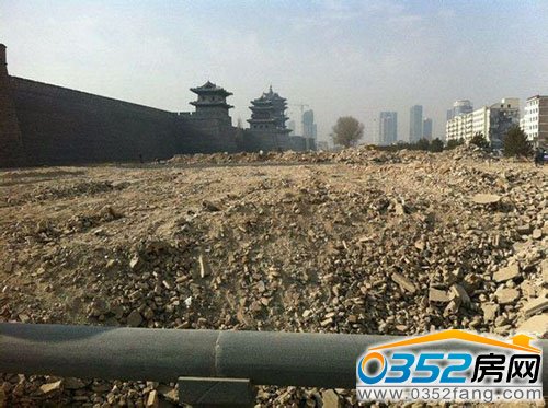 建筑用地垃圾堆滿路邊