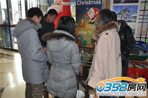 桌上足球引起眾多客戶興趣