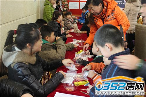 圣誕水晶球創(chuàng)意區(qū)讓孩子跟父母度過美好歡樂時(shí)光