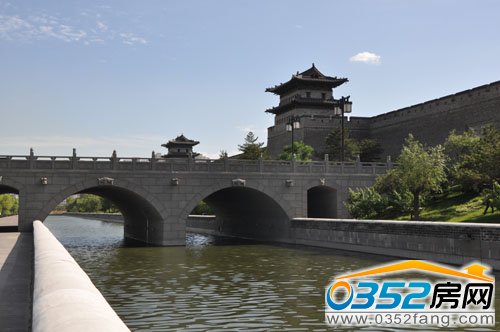 在這里可以隨時欣賞東城墻廣場美景