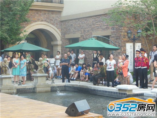 眾多業主等待抽獎活動開始