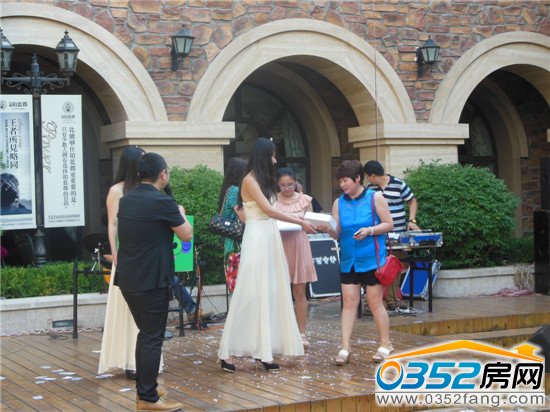 一等獎開出,得獎業主受到了眾多業主的羨慕