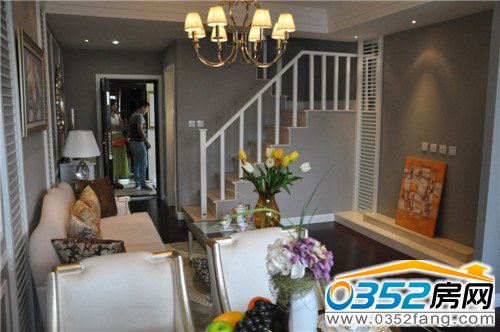 D2戶型一樓客廳與樓梯