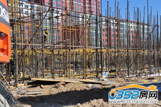 鴻晟廣場 鴻晟廣場工地工人正在綁一層鋼筋架