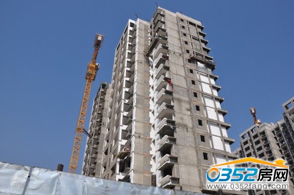華北星城三期 華北星城三期樓體正在上保溫層