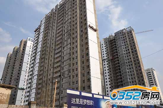 紫潤(rùn)芳庭 紫潤(rùn)芳庭項(xiàng)目現(xiàn)處于外立面粉刷階段