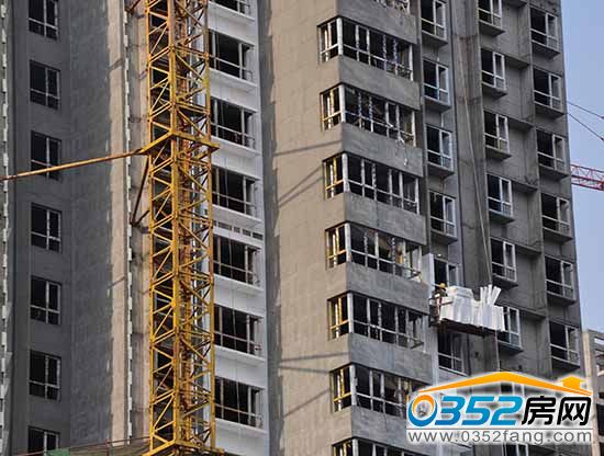 紫潤(rùn)芳庭 紫潤(rùn)芳庭項(xiàng)目部分樓體正在貼保溫層