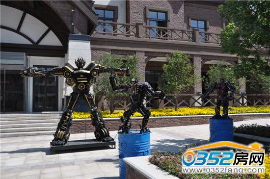 造型各異的變形金剛空降江鴻大社區(qū)